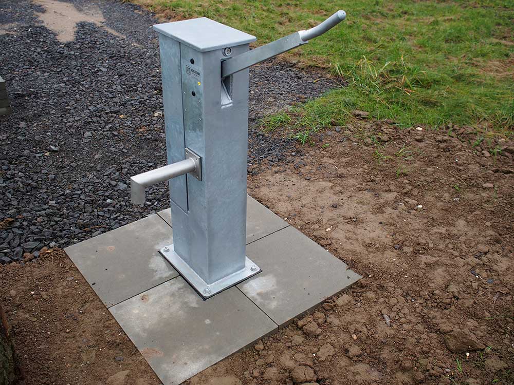 Brunnenbohrung im Rhein-Sieg Kreis: Hier wurde ein rein mechanischer Brunnen, das heißt eine Handpumpe gebohrt und installiert.